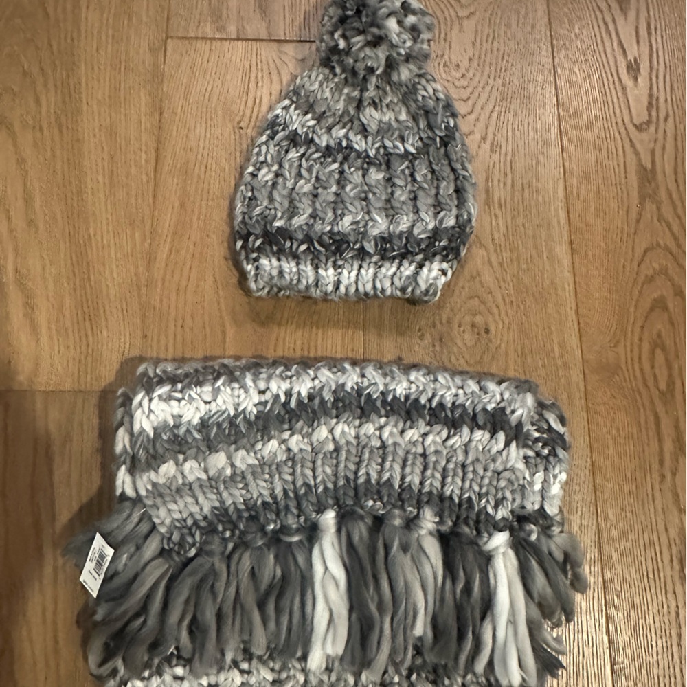 Women’s Gap winter hat and scarf set